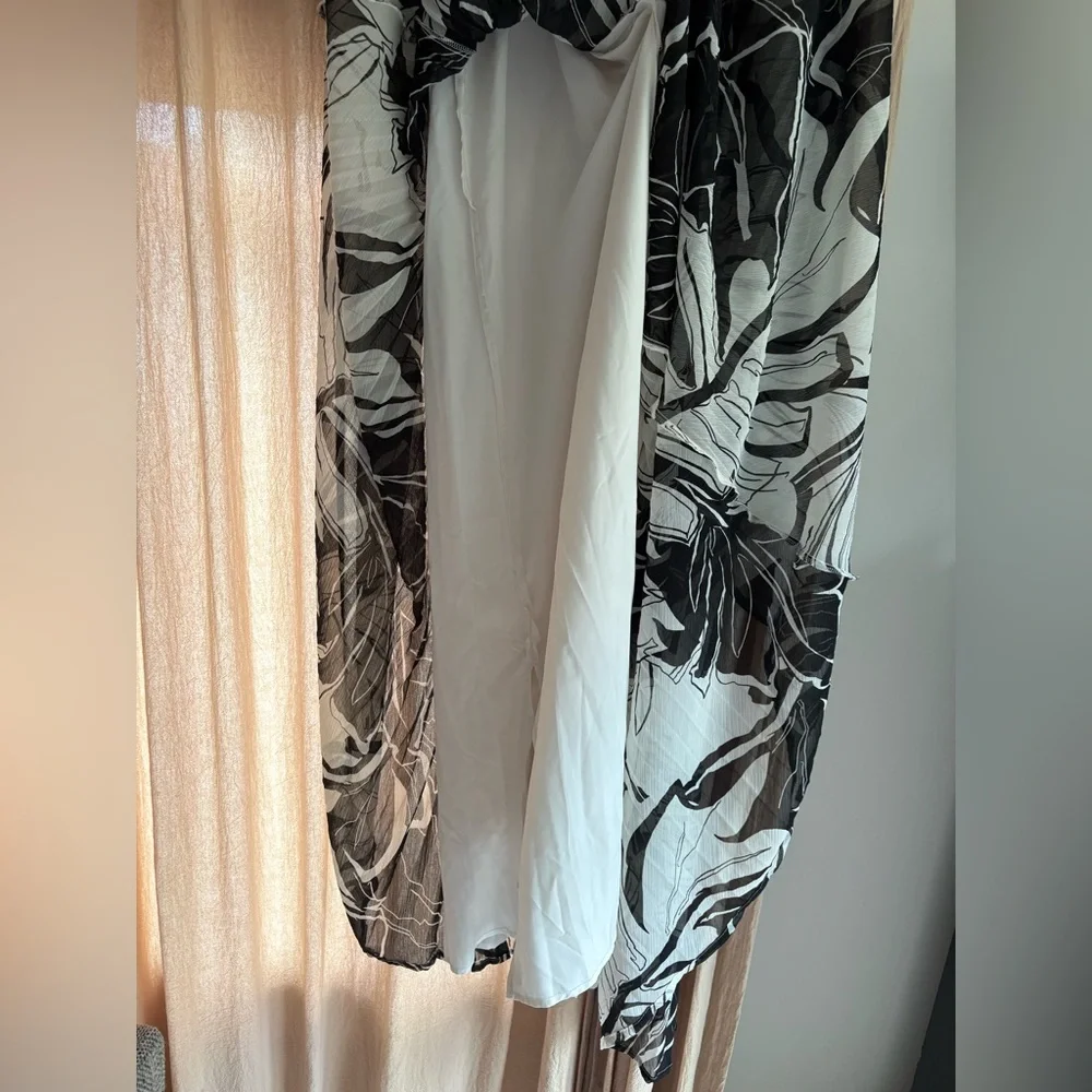 NWT Express | Large | Black & White Floral V-Neck Pleated Cross Back Maxi Dress - Picture 8 of 12